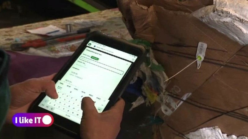 Cele mai noi tehnologii au ajuns și la stațiile de gunoaie. Brațe robotizate și sisteme manevrate cu un simplu joystick