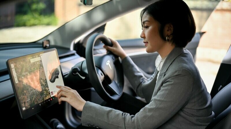 Un vlogger de pe TikTok a rămas blocat într-o mașină Tesla peste o jumătate de oră când afară erau 45 de grade Celsius