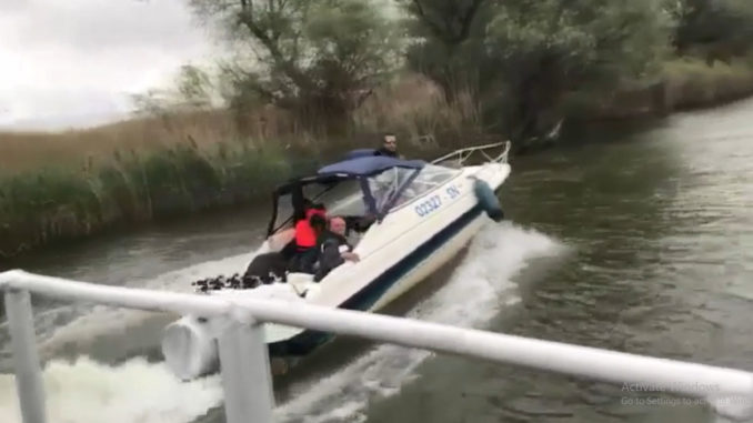 VIDEO Fotograf aflat pe o ambarcațiune în Delta Dunării, agresat de un bărbat aflat într-o barcă rapidă. El a fost lovit cu un pahar de sticlă în ochi