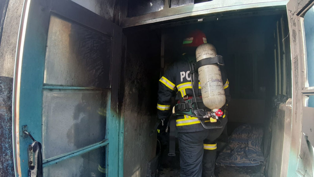 FOTO Un bătrân a fost găsit carbonizat într-o casă în flăcări din Slava Cercheză