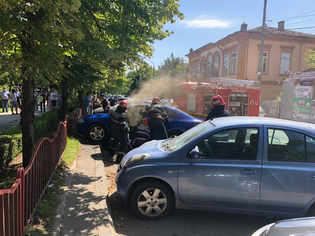 A luat foc o mașină în Piața Nouă. Pompierii au intervenit la timp