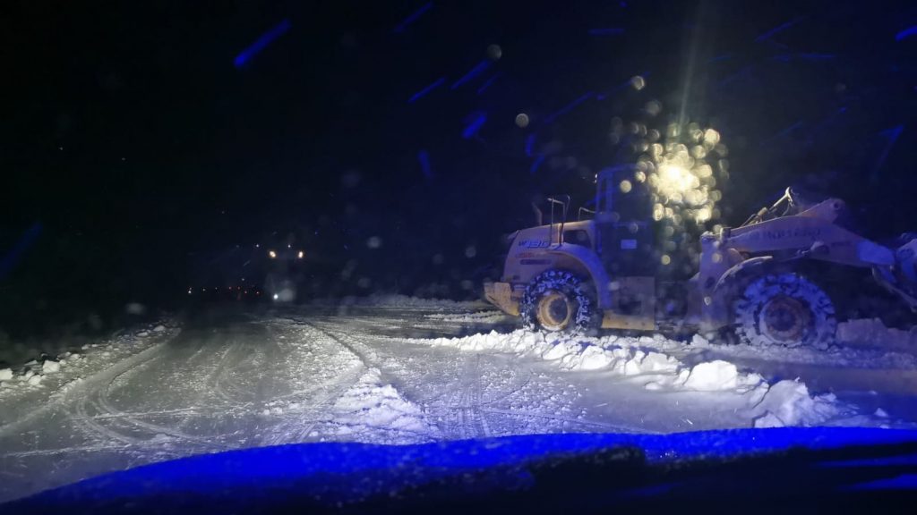 Viscolul şi ninsoarea închid oraşul Tulcea! Toate drumurile naţionale şi majoritatea celor judeţene au fost închise