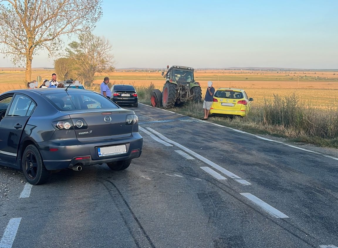 Accident lângă Iazurile. Un tractor a lovit două maşini în care se aflau 9 persoane