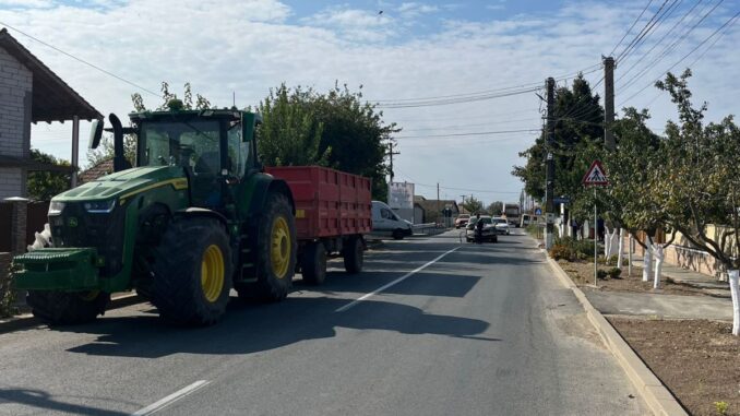 Un utilaj agricol, condus de o femeie, a intrat într-o mașină, în Sarichioi. Două persoane au fost rănite
