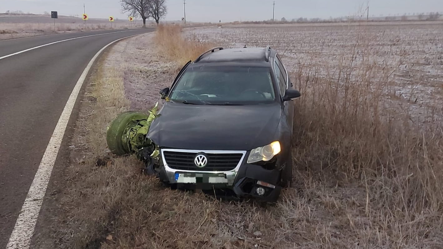 Băut, fără permis și cu mașină furată, a produs un accident și a fugit pe câmp. Acum „se odihnește” în arestul poliției!