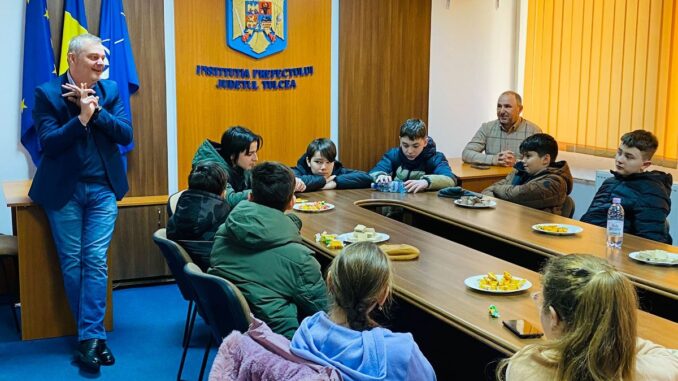 Elevi de la Liceul “Grigore Moisil”, în vizită la Prefectura Tulcea