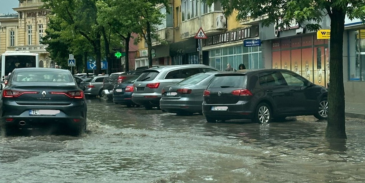 Tulcea sub ape după 10 minute de ploaie