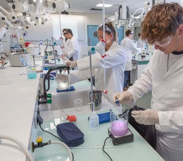 Peste 1,17 milioane de lei pentru dotarea școlilor din Tulcea